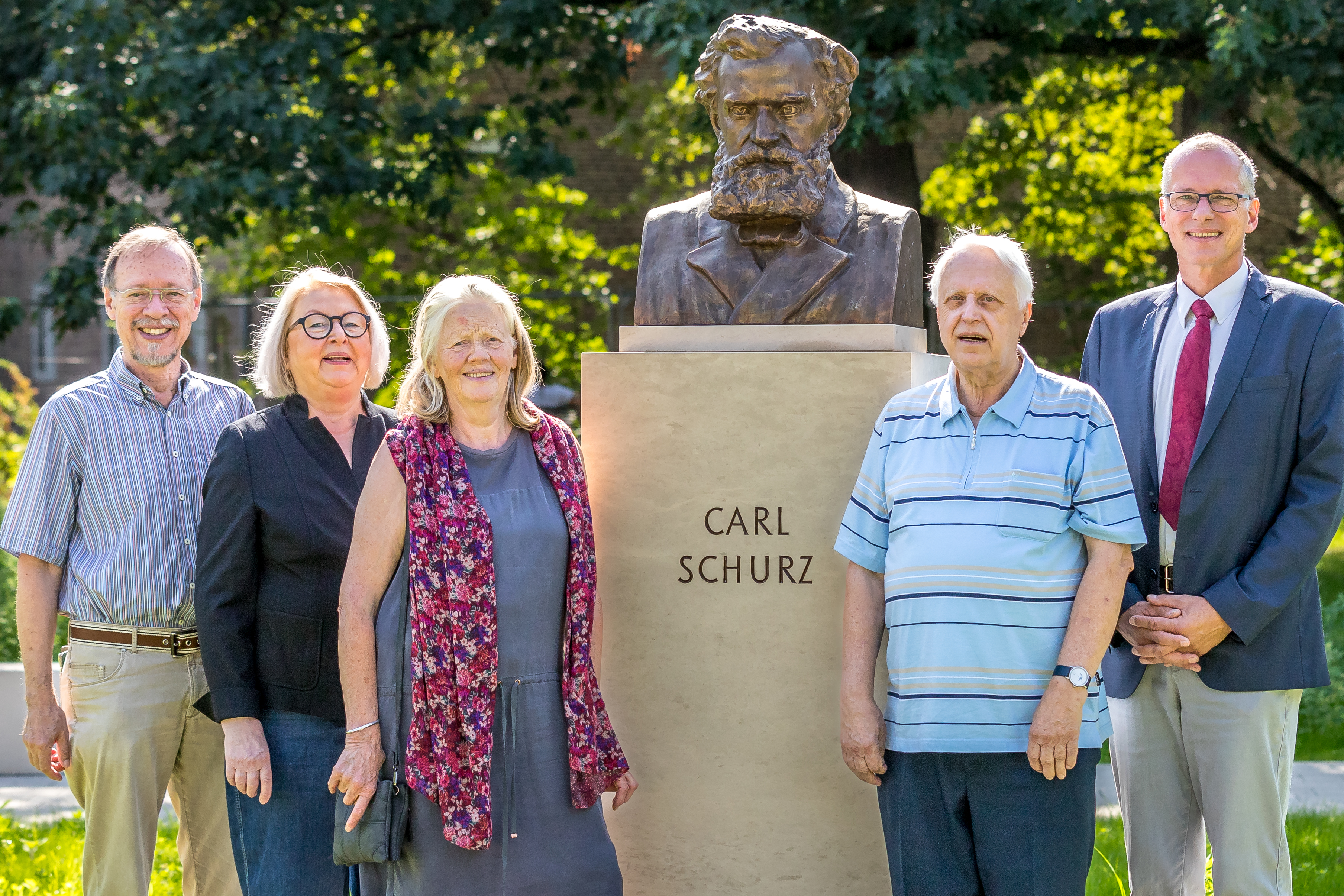 Der Vorstand des Carl-Schurz-Kreis vor der Carl Schurz Büste auf Schloss Gracht, Liblar