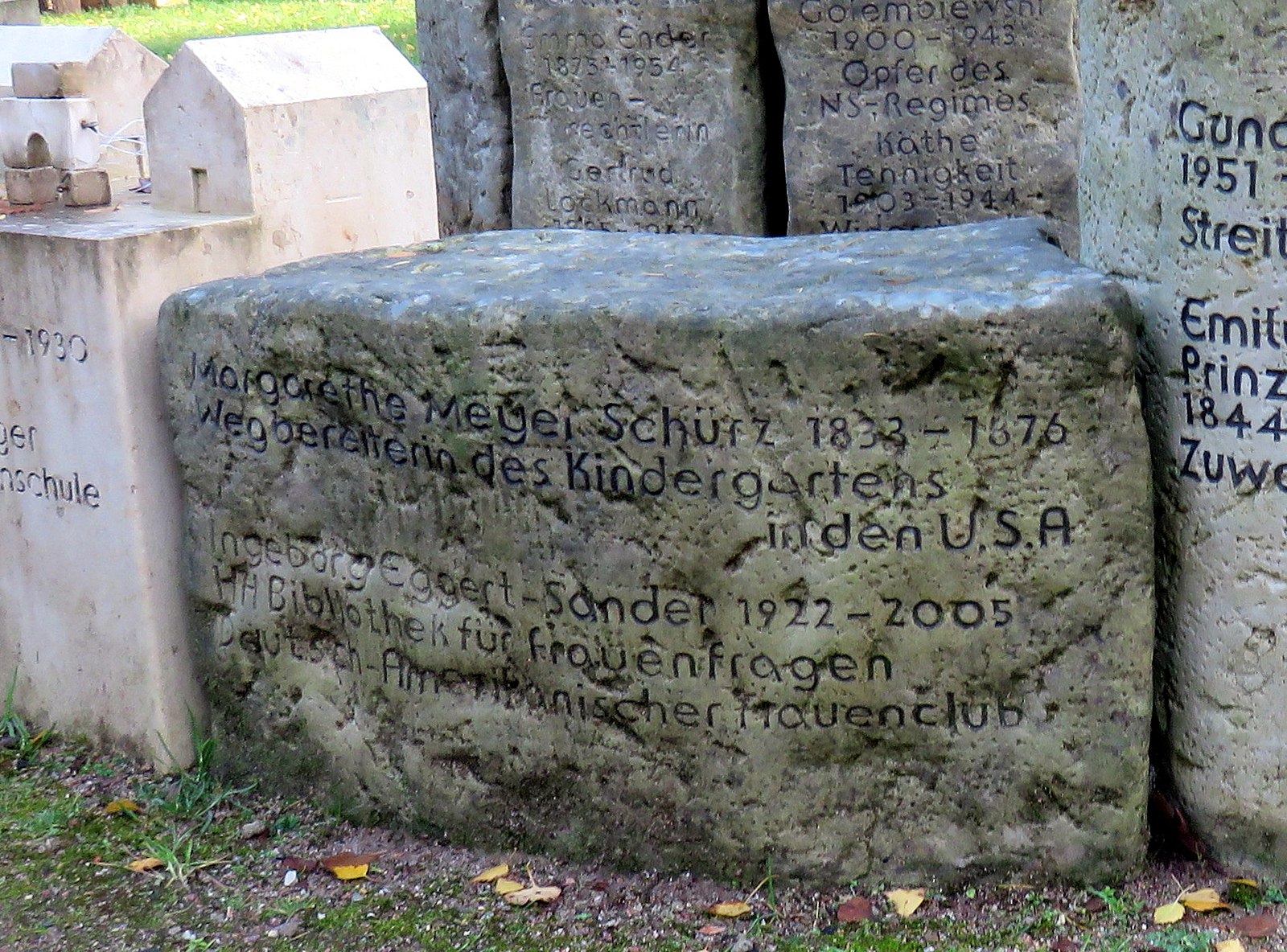 Gedenkstein für Margarethe Meyer-Schurz und Eggert Sander in der Erinnerungsspirale im Bereich des Gartens der Frauen auf dem Ohlsdorfer Friedhof in Hamburg-Ohlsdorf.