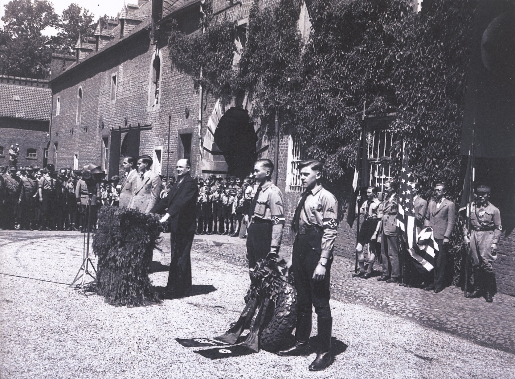Zehnjahresfeier der Vereinigung Carl Schurz (Berlin) und Anbringung der Carl-Schurz-Plakette an der Vorburg von Schloss Gracht, 23.05.1936. Anwesend sind neben der lokalen NS-Prominenz und der gräflichen Familie der US-amerikanische Botschafter und Studentinnen aus den USA