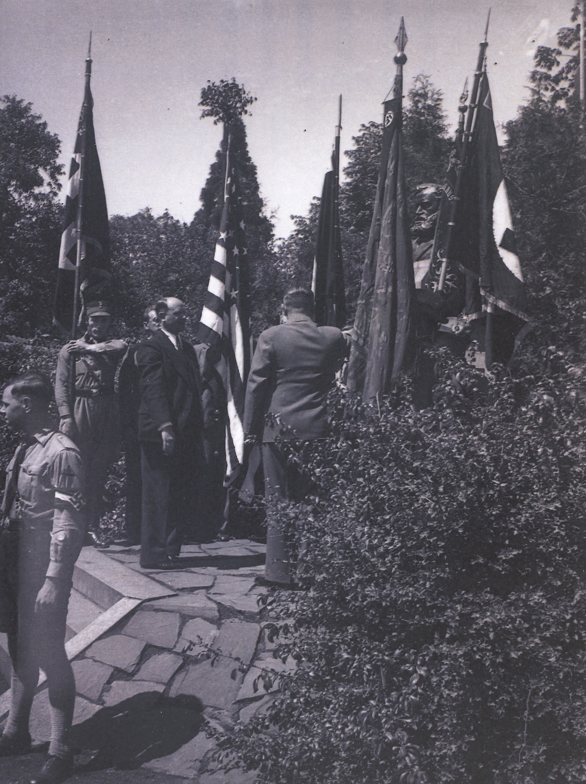 Zehnjahresfeier der Vereinigung Carl Schurz (Berlin) und Anbringung der Carl-Schurz-Plakette an der Vorburg von Schloss Gracht, 23.05.1936. Anwesend sind neben der lokalen NS-Prominenz und der gräflichen Familie der US-amerikanische Botschafter und Studentinnen aus den USA