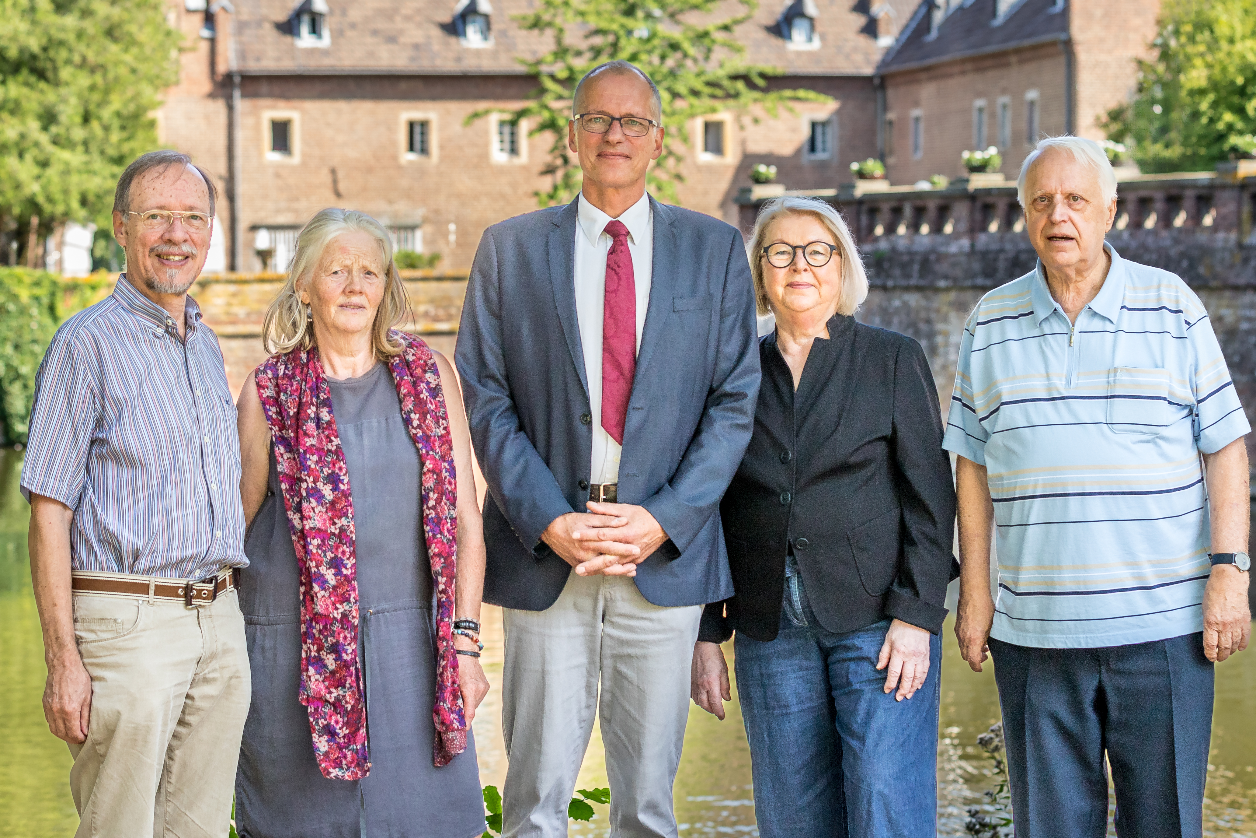 Der Vorstand des Carl-Schurz-Kreis vor der Vorburg auf Schloss Gracht, Liblar