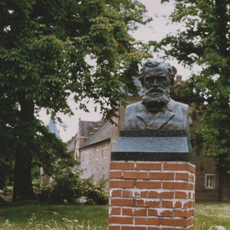 Fotografien einer Büste von Carl Schurz in Erftstadt-Liblar. Angefertigt von Heinz Geier und am 01.02.1929 aufgestellt