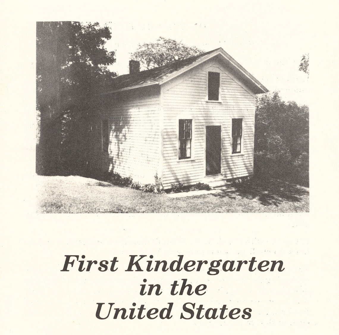 "First Kindergarten in the United States", über die Fröbel-Bewegung und über den ersten Kindergarten in den USA, 1855 von Margarethe Meyer Schurz in ihrem Zuhause in Watertown, WIsconsin gegründet, 1988